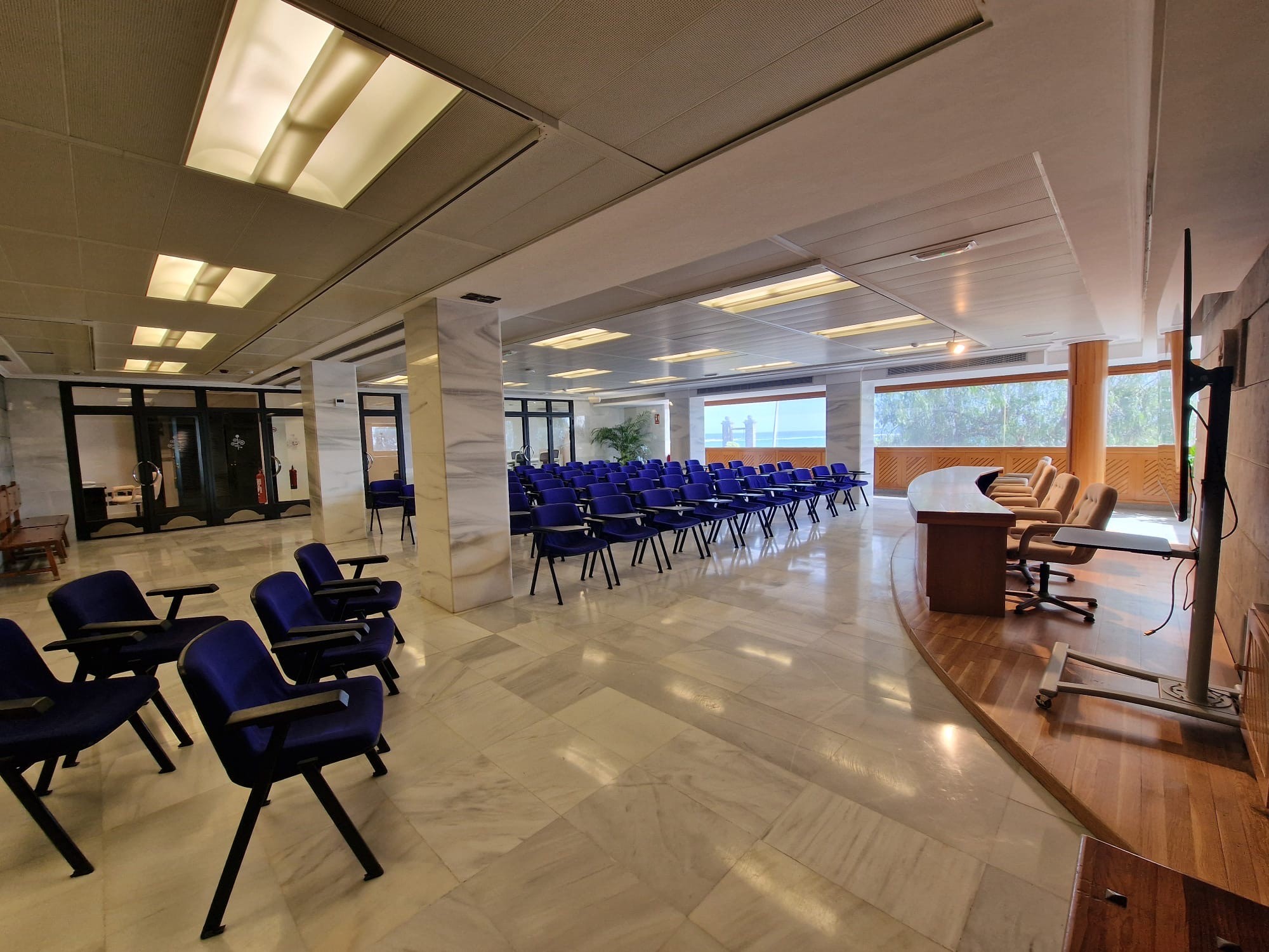 Sala preparada para conferencias